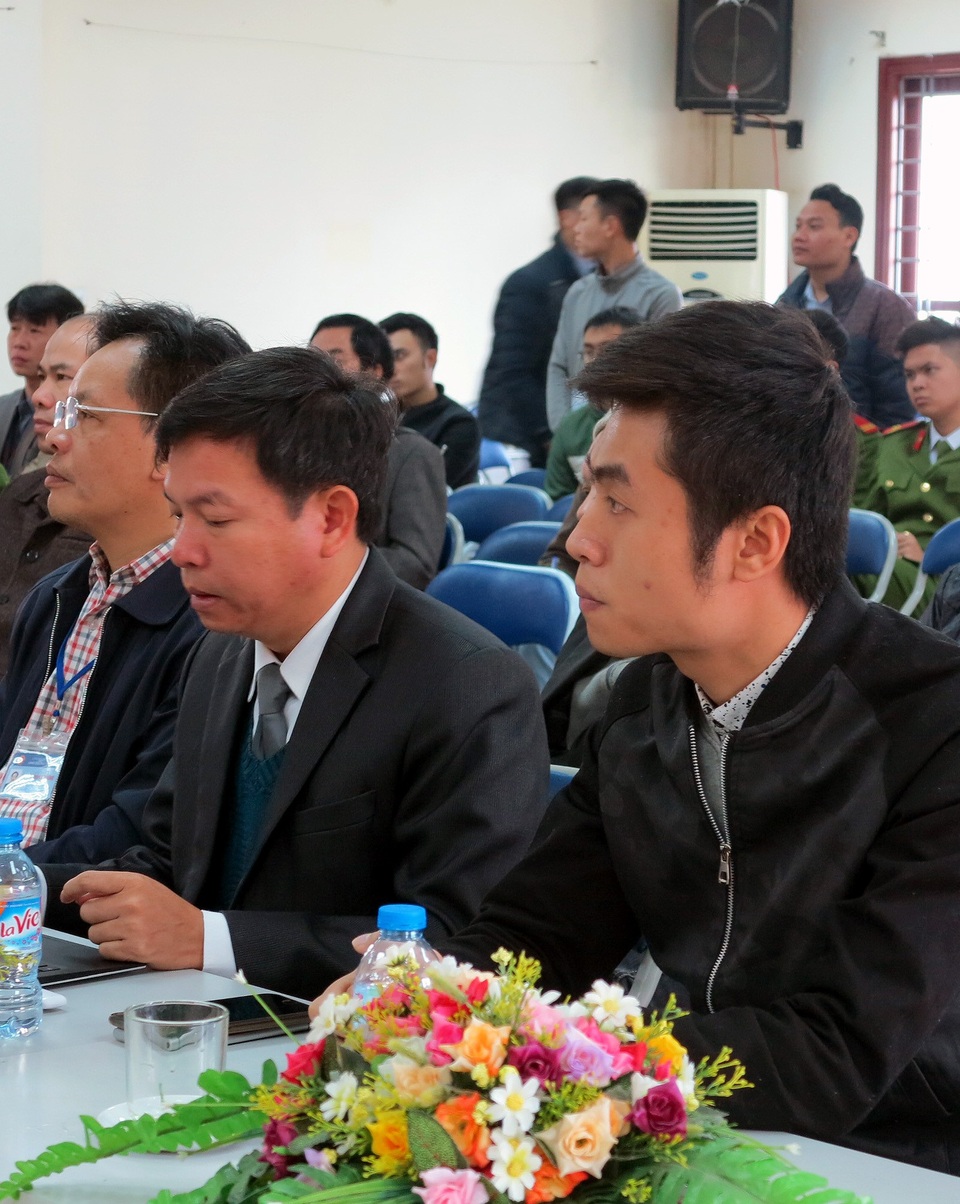 TAND Cấp cao tại Hà Nội công khai xin lỗi một thanh niên bị kết án oan - 3 Anh Vũ Ngọc Dương (ngoài cùng bên phải) tại buổi xin lỗi sáng 25/12.