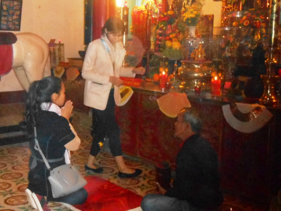 Du khách đổ về Hội An khai hội Nguyên Tiêu - 17 Xin xăm, cầu bình an trong Tết Nguyên Tiêu