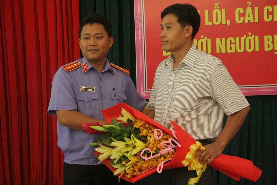 Hơn 1 năm sau ngày minh oan mới được… xin lỗi - 3 Đại diện Viện KSND Biên Hòa tặng hoa cho người bị oan sai.