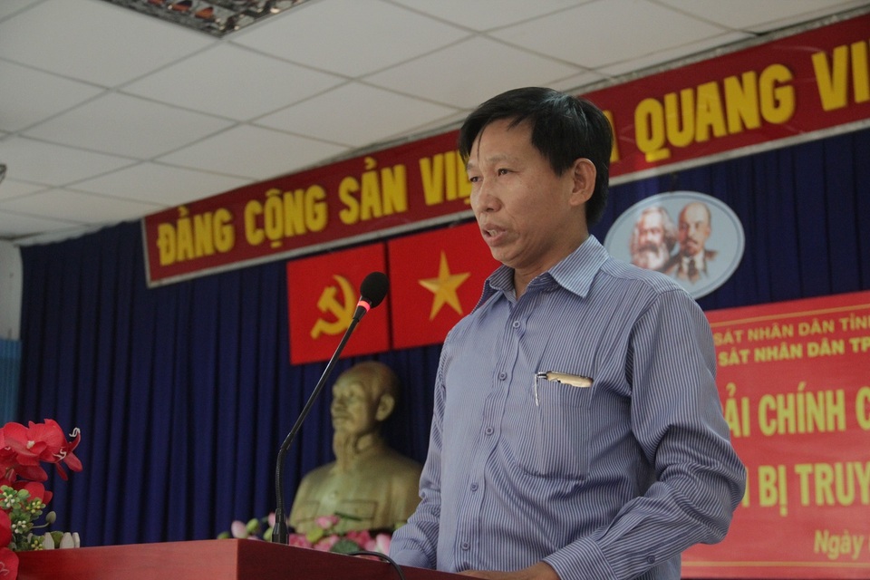 “300 ngày oan sai, tiền bạc và danh dự bị vùi lấp” - 4 Ông Nguyễn Văn Phú tiếp nhận lời xin lỗi.