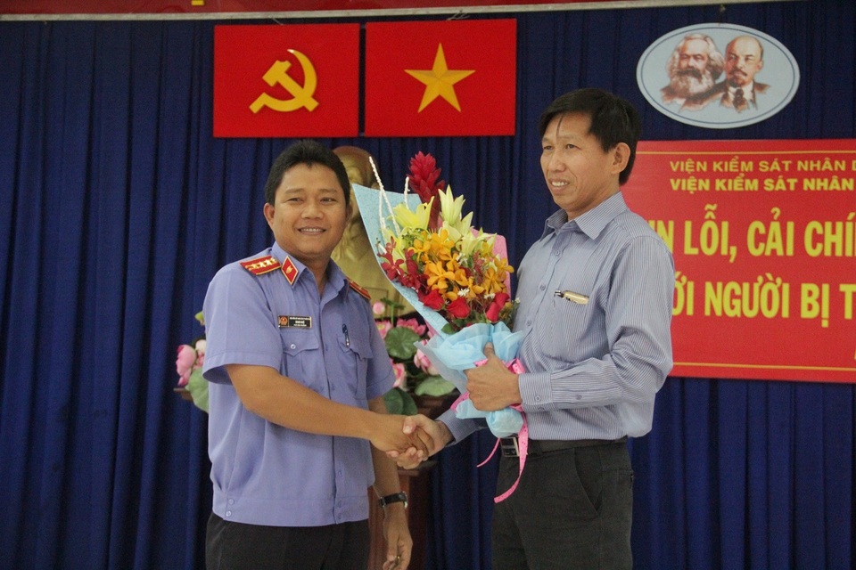 “300 ngày oan sai, tiền bạc và danh dự bị vùi lấp” - 5 Đại diện Viện KSND TP Biên Hòa tặng hoa xin lỗi ông Phú.