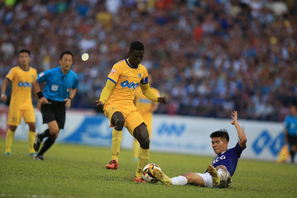 FLC Thanh Hoá đánh rơi chiến thắng trong trận chung kết sớm của V-League - 1
Trận đấu diễn ra đầy căng thẳng - Ảnh: Gia Hưng