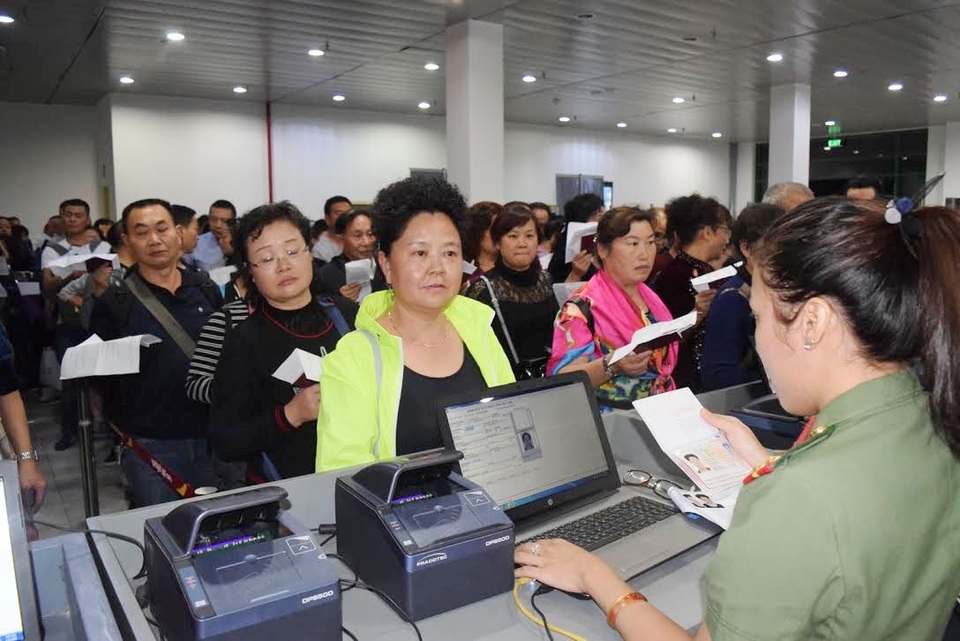 Chuyến bay Trung Quốc – Huế đầu tiên được khai thác - 2 Các hành khách Trung Quốc làm thủ tục