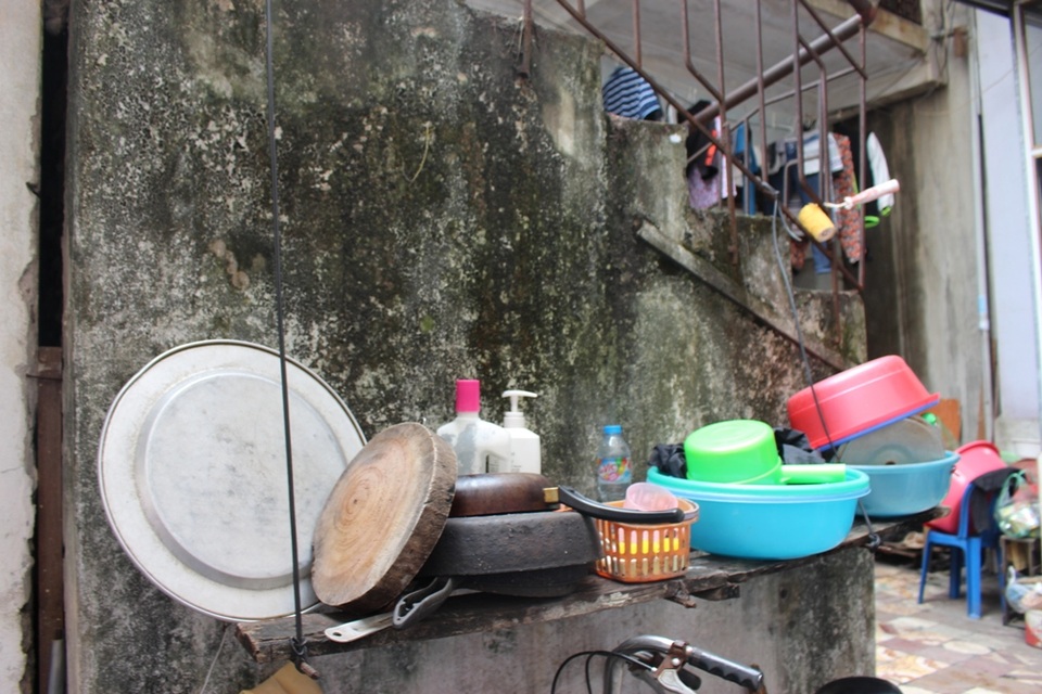 Quay quắt những mảnh đời ở xóm chạy thận - 2 Không gian để đồ dùng nhà bếp, nhà tắm của các gia đình.