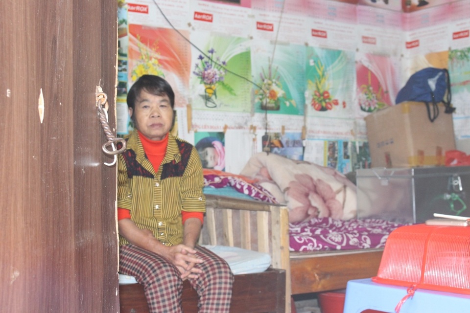 Quay quắt những mảnh đời ở xóm chạy thận - 4 Đã hàng chục năm nay, một mình cô vò võ sống qua ngày và chống chọi với bệnh tật.