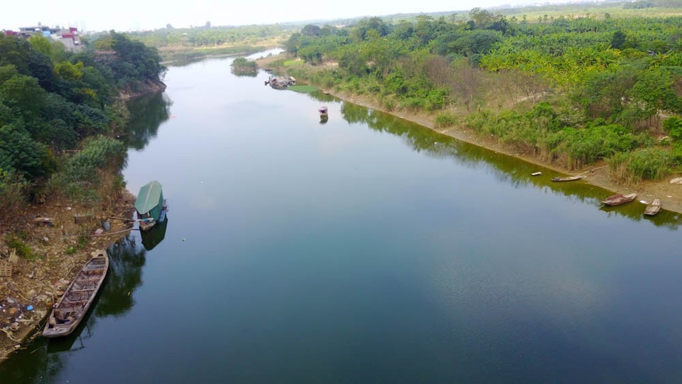 
Khu vực bãi giữa nơi có nhánh phụ sông Hồng từng tồn tại các nhà thuyền, nhà bè tụ lại thành một xóm cư dân. Họ chủ yếu là những người ở các tỉnh xa khác về Hà Nội làm nhiều nghề lao động, lâu dần tập hợp lại thành ở đây làm nơi trú ngụ cho cả gia đình.

