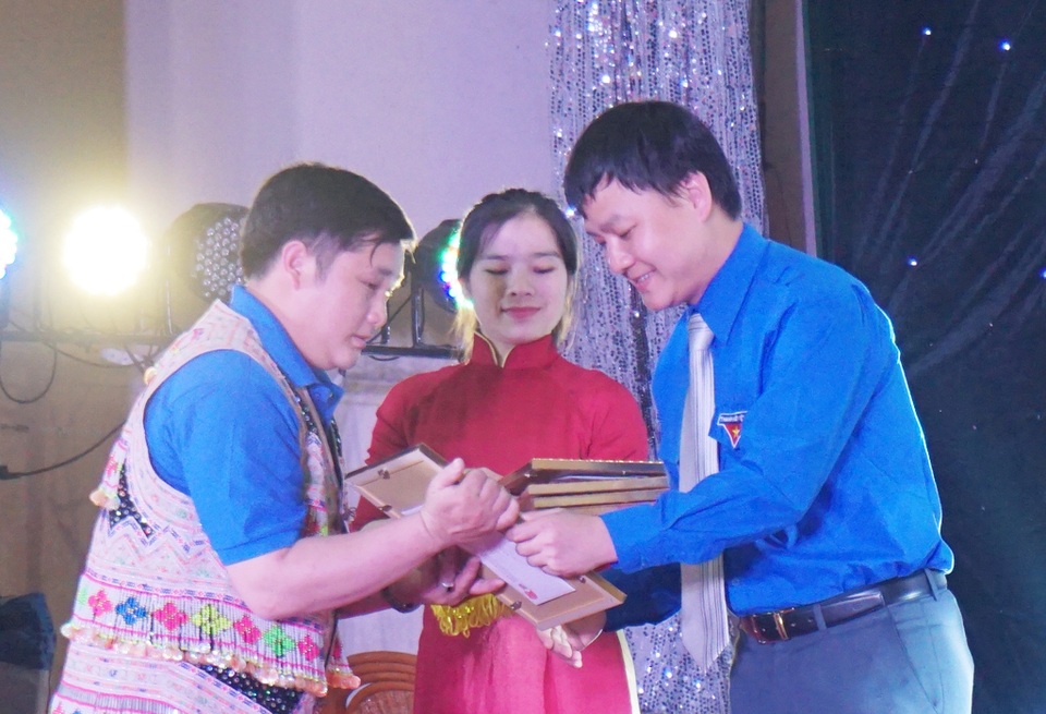 Tuyên dương 26 thanh niên tiêu biểu xứ Nghệ dịp 26/3 - 2 Mùa Bá Dênh - thủ lĩnh thanh niên vùng biên tại lễ tuyên dương