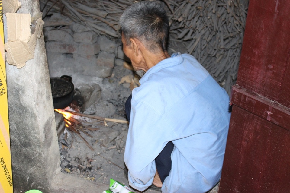 Xót xa bữa cơm 5000 đồng của cặp vợ chồng “ông điếc chăm bà mù” - 3 Ngày nào ông Tài cũng gù mình nấu cơm trong góc bếp nhỏ xíu.