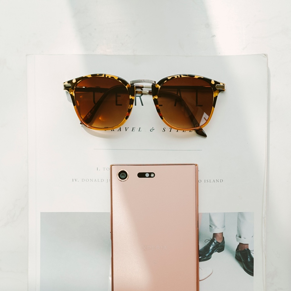 Cận cảnh vẻ gợi cảm của Xperia XZ Premium hồng quý phái - 1
Phiên bản hồng ánh đồng hài hòa tinh tế với thiết kế tinh xảo, đối xứng trên Xperia XZ Premium