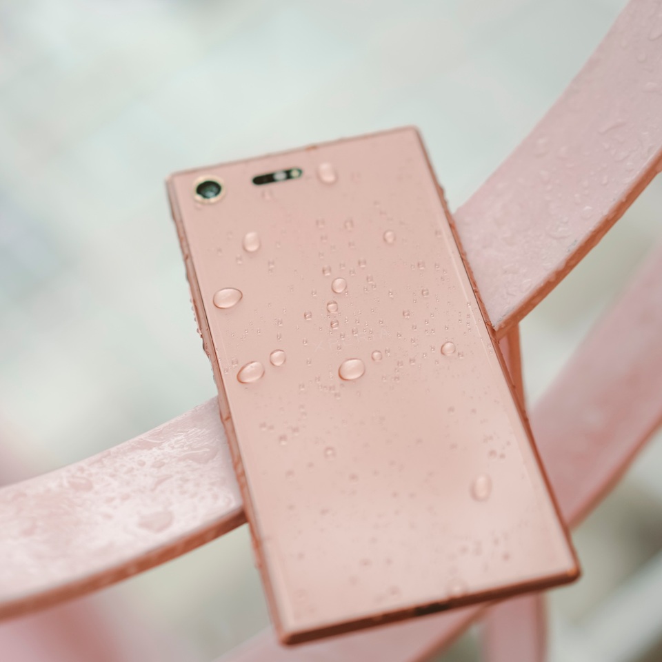 Cận cảnh vẻ gợi cảm của Xperia XZ Premium hồng quý phái - 2
Ngoài khả năng chống bụi nước theo tiêu chuẩn IP65/68, chất liệu cao cấp của Xperia XZ Premium giúp sản phẩm có độ bền ấn tượng