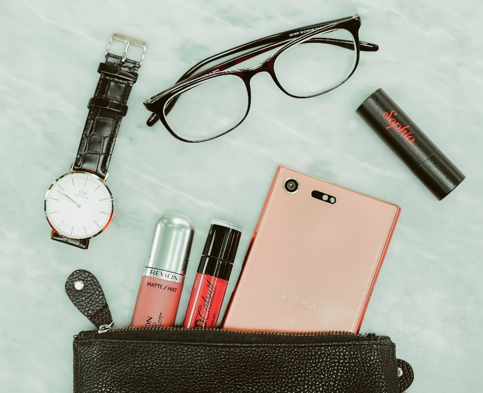 Cận cảnh vẻ gợi cảm của Xperia XZ Premium hồng quý phái - 3 Đi kèm với Xperia XZ Premium Bronze Pink là tai nghe stereo STH32 cùng màu tạo thành bộ đôi hoàn hảo cho các cô nàng sành điệu