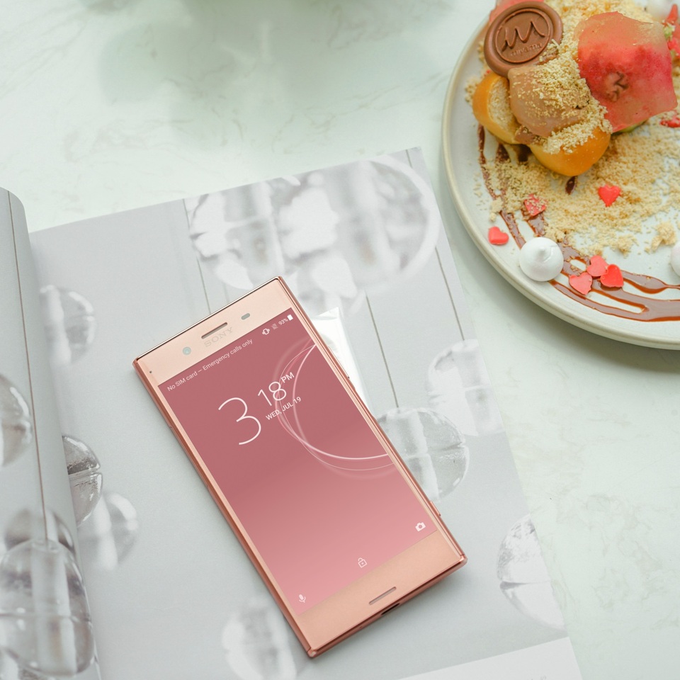 Cận cảnh vẻ gợi cảm của Xperia XZ Premium hồng quý phái - 4 Xperia XZ Premium được trang bị cảm biến 1/2.3 inch, độ phân giải 19 MP với kích thước điểm ảnh lớn hơn 19% so với thế hệ trước giúp thu nhận ánh sáng nhiều hơn để cho ra các bức ảnh sắc nét đến từng chi tiết
