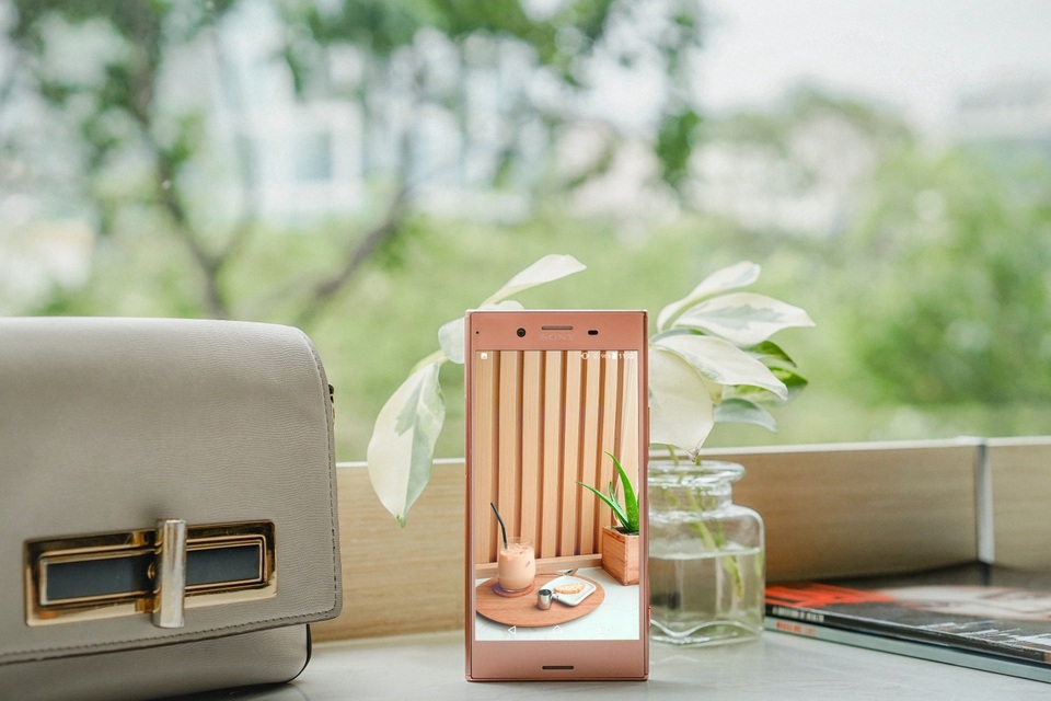 Cận cảnh vẻ gợi cảm của Xperia XZ Premium hồng quý phái - 6 Xperia XZ Premium đã vinh dự nhận giải thưởng danh giá Glomo “Smartphone xuất sắc nhất MWC 2017” của Hiệp hội di động toàn cầu (GSMA)