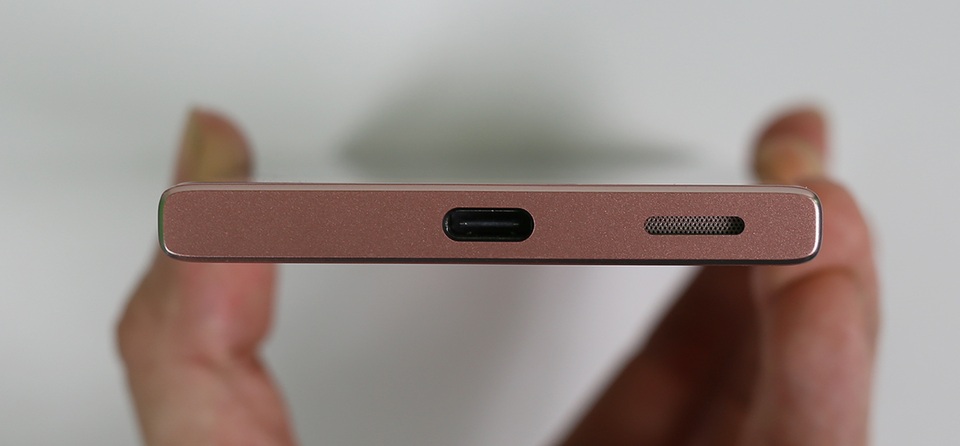 Đập hộp smartphone tầm trung Sony Xperia XA1 sở hữu camera 23 MP - 7 Cạnh dưới là cổng sạc và loa ngoài. Đáng chú ý XA1 sử dụng chuẩn sạc USB Type-C, một nâng cấp đáng kể trong phân khúc tầm trung.