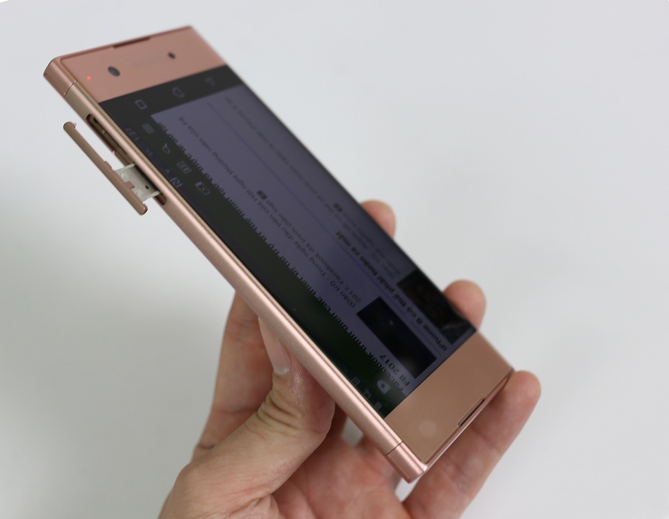 Đập hộp smartphone tầm trung Sony Xperia XA1 sở hữu camera 23 MP - 10 Cận cảnh khe cắm thẻ nhớ và thẻ SIM.