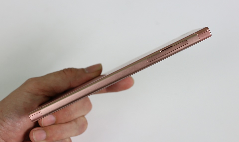 Đập hộp smartphone tầm trung Sony Xperia XA1 sở hữu camera 23 MP - 9 Cạnh trái là khe cắm thẻ SIM và thẻ nhớ.
