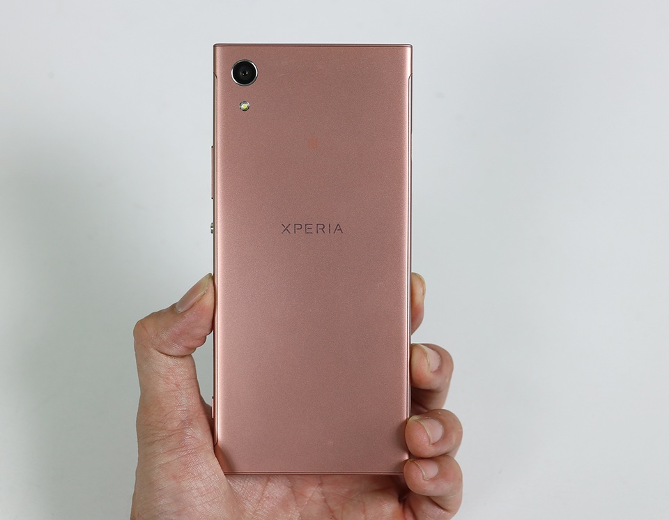 Đập hộp smartphone tầm trung Sony Xperia XA1 sở hữu camera 23 MP - 5 Lối thiết kế của Xperia XA1 tương đồng như người tiền nhiệm với 4 cạnh vuông vức, nắp lưng bo nhẹ cho cảm giác cầm nắm dễ dàng khi sử dụng.