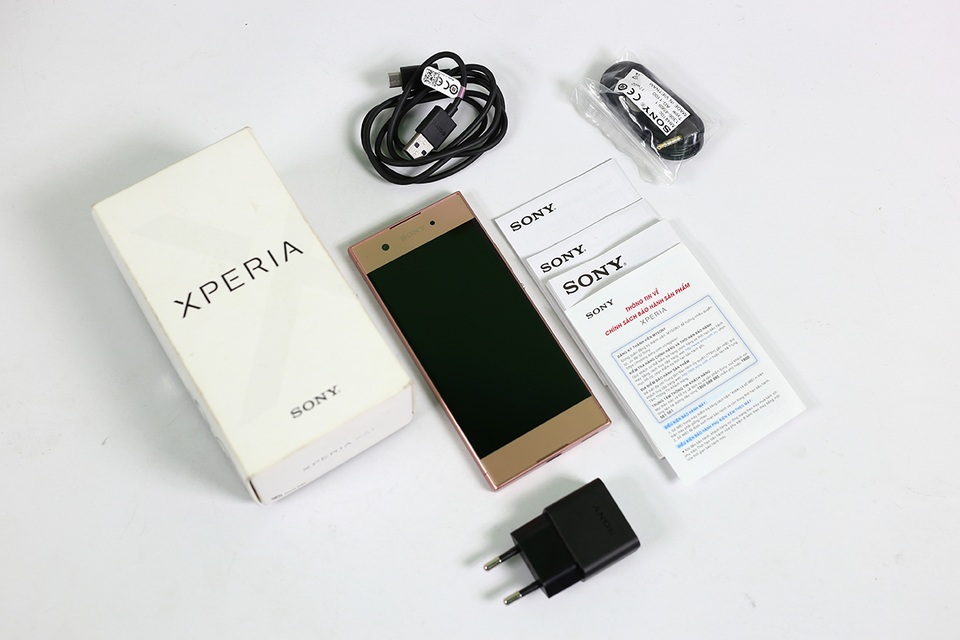 Đập hộp smartphone tầm trung Sony Xperia XA1 sở hữu camera 23 MP - 2 Trong hộp, máy đi kèm các phụ kiện chính gồm sạc, cáp sạc, tai nghe và sách hướng dẫn.