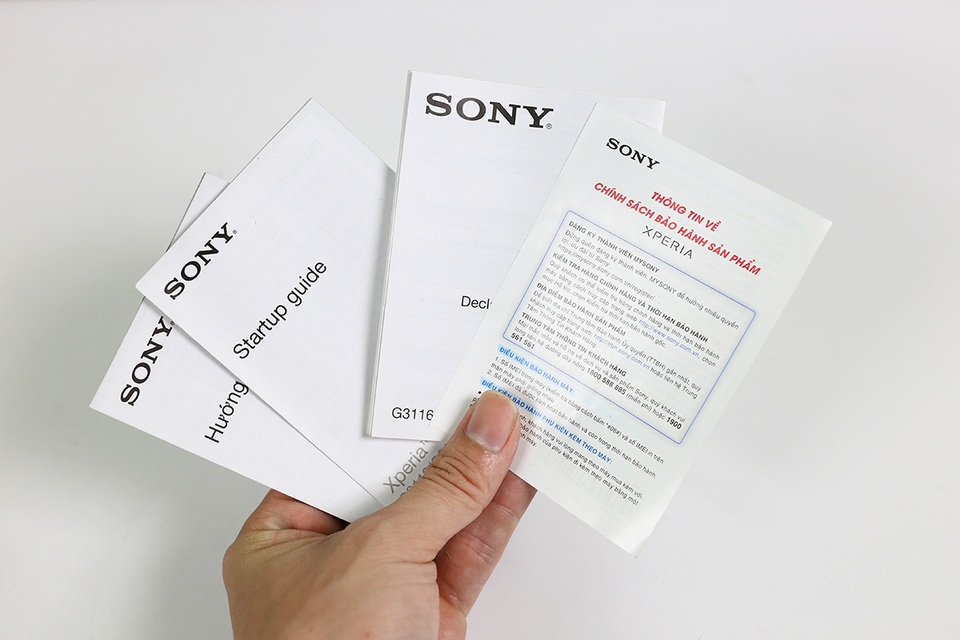 Đập hộp smartphone tầm trung Sony Xperia XA1 sở hữu camera 23 MP - 3 Sách hướng dẫn của máy và thông tin bảo hành được in bằng tiếng Việt và tiếng Anh.