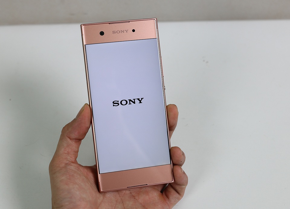 Đập hộp smartphone tầm trung Sony Xperia XA1 sở hữu camera 23 MP - 4 Sony trang bị cho thiết bị này màn hình IPS kích thước 5 inch, độ phân giải HD và mật độ điểm ảnh đạt 294 ppi. Màn hình có lớp viền siêu mỏng giúp gia tăng trải nghiệm lướt web hay xem phim...
