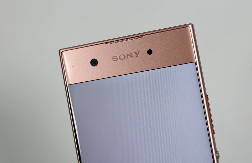 Đập hộp smartphone tầm trung Sony Xperia XA1 sở hữu camera 23 MP - 12 Camera trước có độ phân giải 8 MP cùng tính năng lấy nét tự động, ống kính góc rộng 23 mm hỗ trợ chụp ảnh “selfie” với nhiều người cùng lúc.