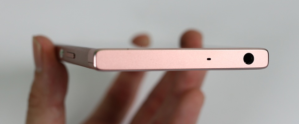 Đập hộp smartphone tầm trung Sony Xperia XA1 sở hữu camera 23 MP - 6 Cạnh trên của máy là ngõ ra âm thanh, micro phụ hỗ trợ quay video và ghi âm.
