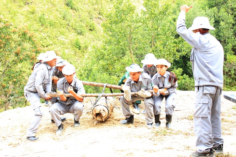 Hủy nổ 2 quả bom lớn sót lại sau chiến tranh - 1
Đội phản ứng nhanh thuộc Dự án Giảm thiểu nguy cơ bom mìn tại Thừa Thiên Huế tiến hành di dời 1 trong 2 quả bom đến khu xử lý bom an toàn (ảnh: Dự án Giảm thiểu nguy cơ bom mìn tại Thừa Thiên Huế cung cấp)