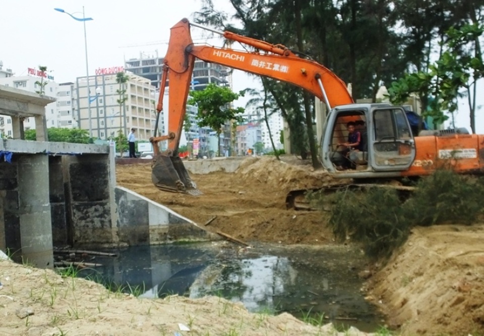 "Bịt" các rãnh nước hôi thối đổ ra bãi biển Sầm Sơn - 2 Thành phố Sầm Sơn đã chỉ đạo ngành chức năng xử lý tình trạng ô nhiễm môi trường