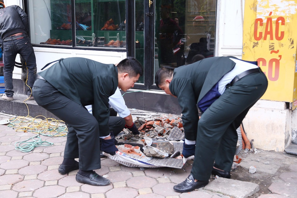 Hà Nội: Điều máy xúc phá bậc thềm trụ sở phường Quốc Tử Giám - 2 Hà Nội: Điều máy xúc phá bậc thềm trụ sở phường Quốc Tử Giám - 2