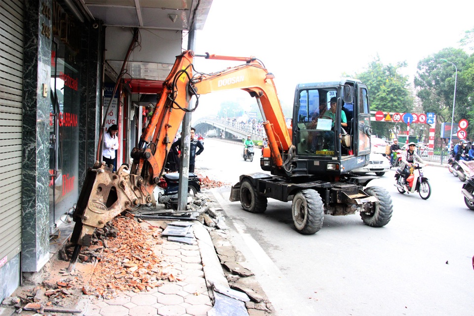 Nhà đang xây bị cưỡng chế phá dỡ phần lấn chiếm vỉa hè - 1
Lực lượng chức năng tiếp tục xử lý các trường hợp lấn chiếm vỉa hè, lòng đường tại phố Tây Sơn (Đống Đa, Hà Nội) sáng 14/3.
