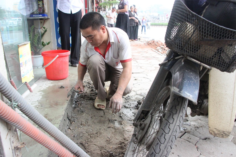 Nhà đang xây bị cưỡng chế phá dỡ phần lấn chiếm vỉa hè - 8 Sau khi bậc thềm lấn chiếm vỉa hè bị lực lượng chức năng phá bỏ, các hộ dân đã chỉnh sửa lại cho đẹp đẽ hơn.