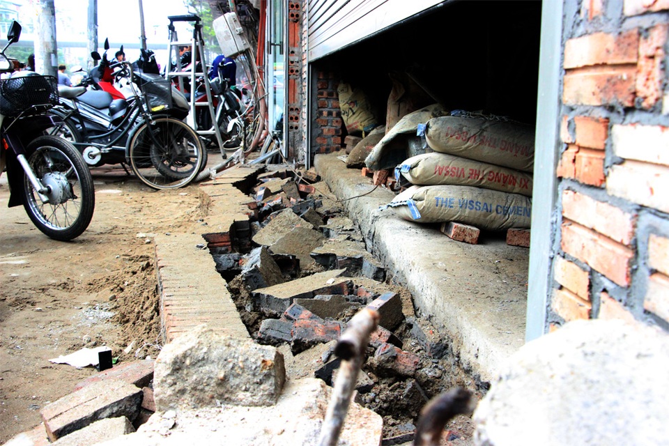 Nhà đang xây bị cưỡng chế phá dỡ phần lấn chiếm vỉa hè - 3 Chủ ngôi nhà đang hoàn thiện tại phố Tây Sơn đã xây bậc thềm lấn chiếm vỉa hè và bị lực lượng chức năng phá bỏ.