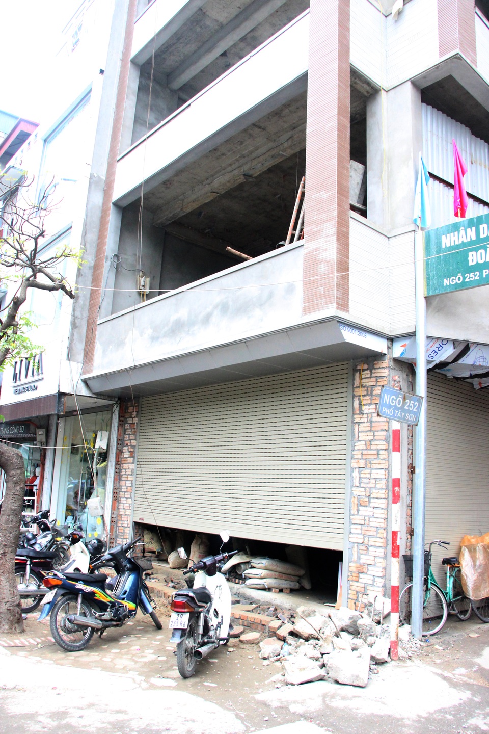Nhà đang xây bị cưỡng chế phá dỡ phần lấn chiếm vỉa hè - 2 Một ngôi nhà cao tầng trên phố Tây Sơn đang trong quá trình hoàn thiện, nhưng chủ nhà đã có hành vi lấn chiếm vỉa hè.