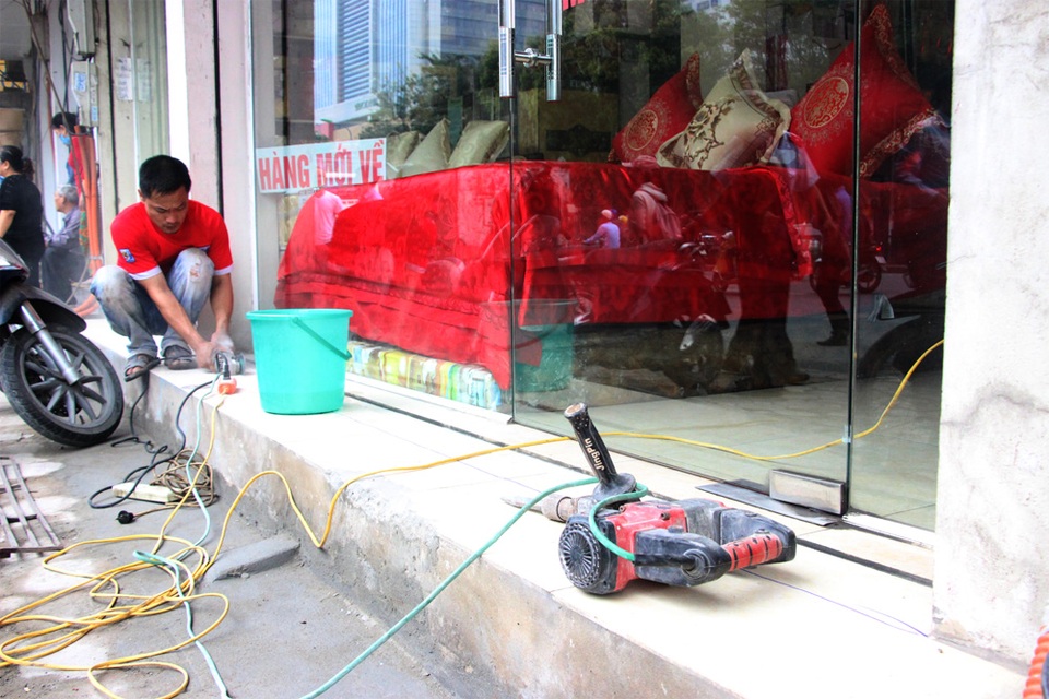 Nhà đang xây bị cưỡng chế phá dỡ phần lấn chiếm vỉa hè - 6 Một số hộ dân đã tự giác cắt bỏ phần bậc thềm lấn chiếm vỉa hè.