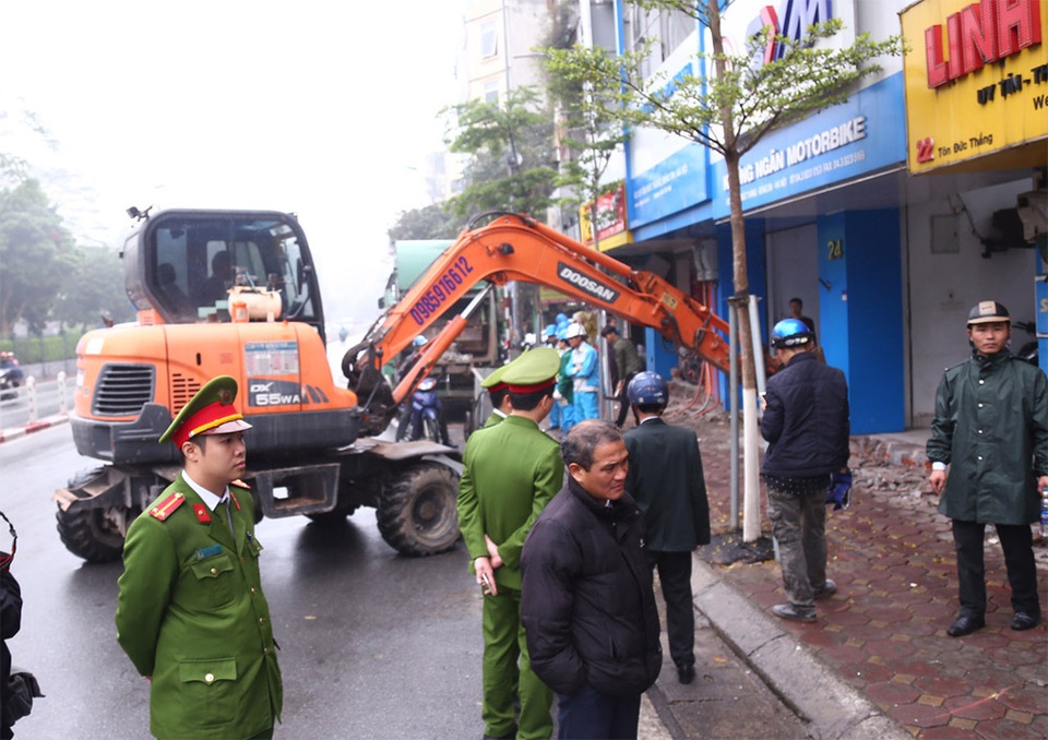 Hà Nội: Điều máy xúc phá bậc thềm trụ sở phường Quốc Tử Giám - 7 Hà Nội: Điều máy xúc phá bậc thềm trụ sở phường Quốc Tử Giám - 7