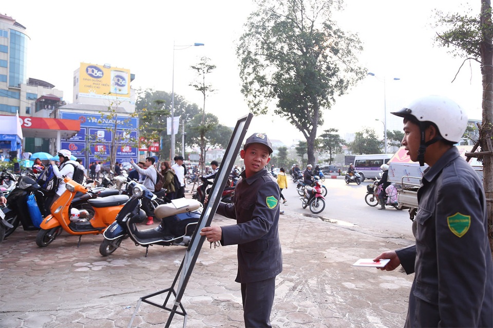 Hà Nội: Điều máy xúc phá bậc thềm trụ sở phường Quốc Tử Giám - 5 Một số tấm biển quảng cáo đã bị lực lượng chức năng thu giữ dọc tuyến phố Tôn Đức Thắng (Đống Đa, Hà Nội).