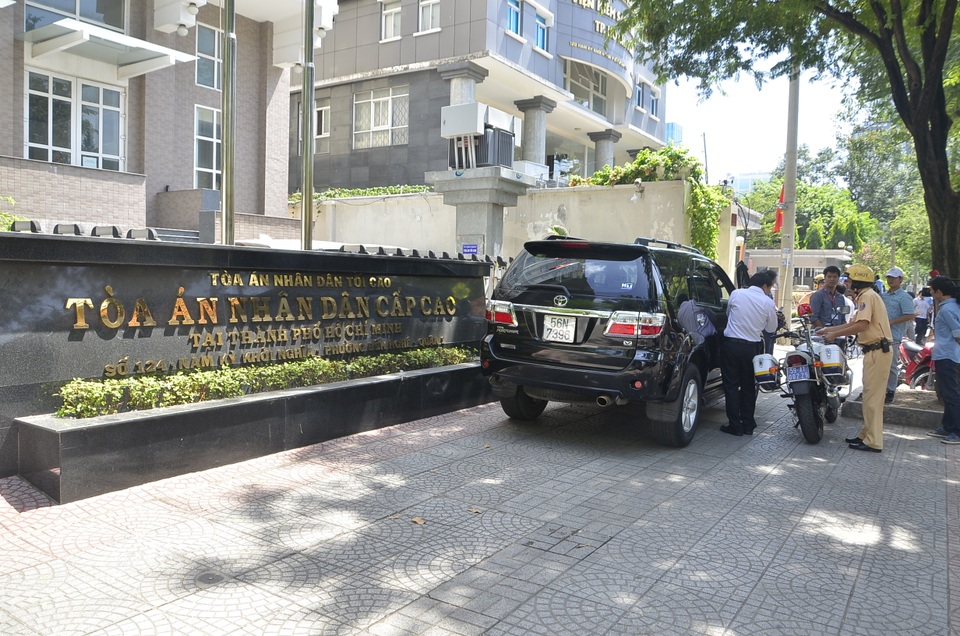 Xử phạt nhiều xe biển xanh đậu trên vỉa hè Sài Gòn - 8
Theo ông Đoàn Ngọc Hải - Phó Chủ tịch UBND Quận 1, TPHCM, những chiếc xe đậu trên vỉa hè trước cơ quan nhà nước sẽ bị xử lý trước để làm gương