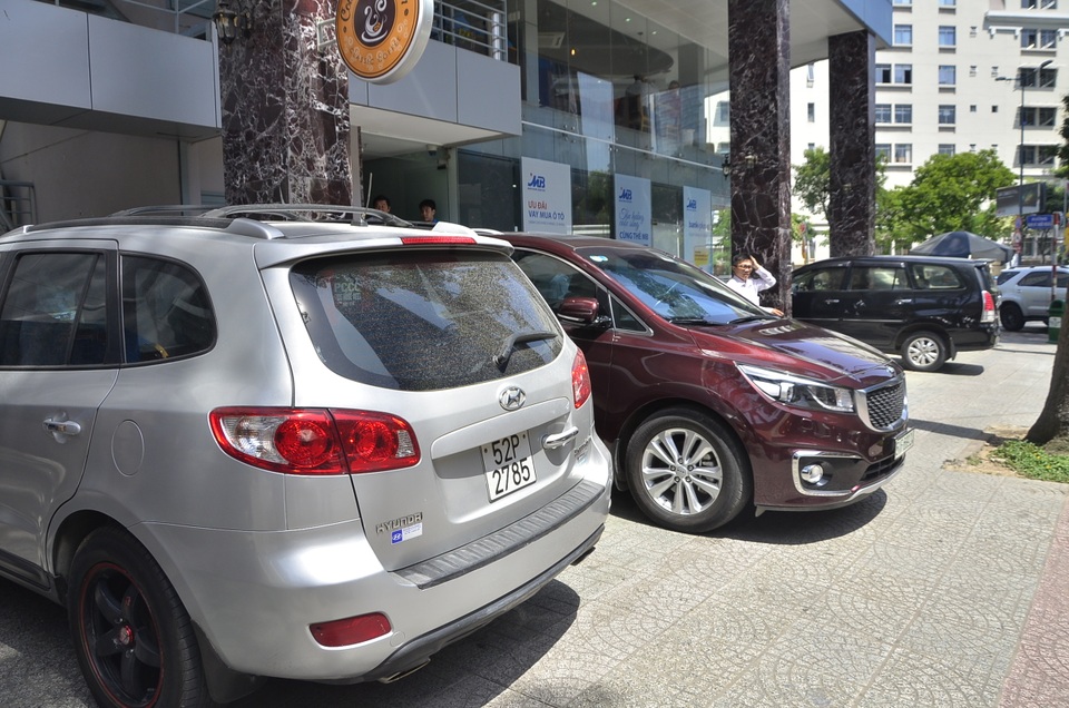 Xử phạt nhiều xe biển xanh đậu trên vỉa hè Sài Gòn - 6 Tình trạng ô tô đỗ trên vỉa hè chiếm hết phần đường dành cho người đi bộ diễn ra lâu nay