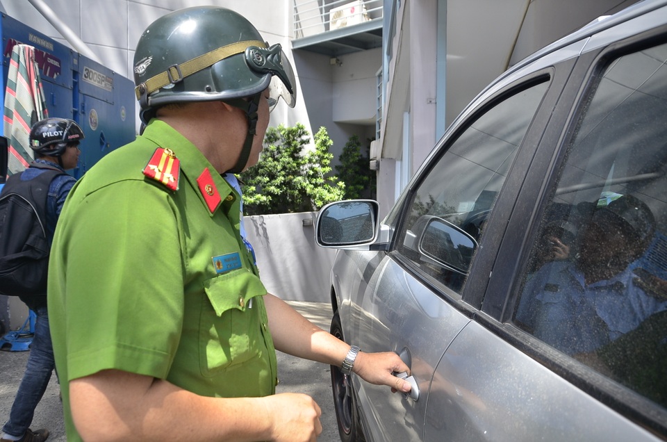 Xử phạt nhiều xe biển xanh đậu trên vỉa hè Sài Gòn - 12 Xử lý xe biển xanh