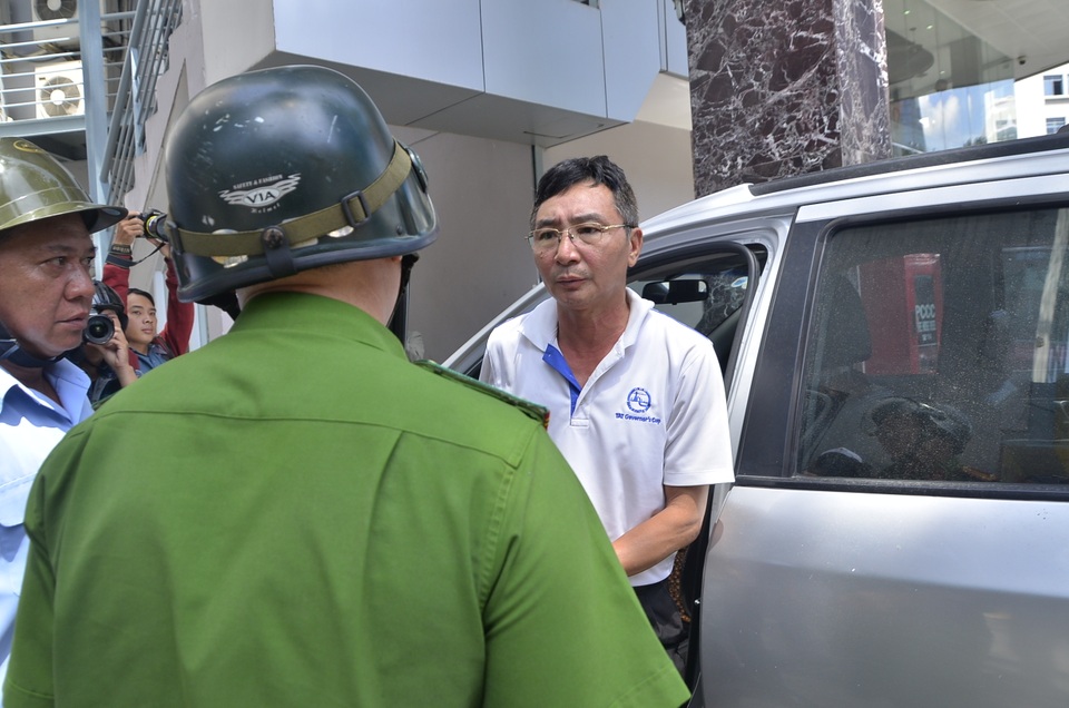 Xử phạt nhiều xe biển xanh đậu trên vỉa hè Sài Gòn - 13 Sau đó công an phường có mặt thì tài xế mới chịu xuống xe