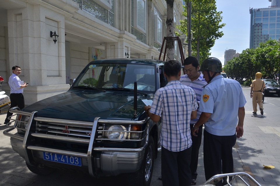 Xử phạt nhiều xe biển xanh đậu trên vỉa hè Sài Gòn - 4
Nhiều xe biển xanh đậu trái phép trên vỉa hè bị xử phạt trong sáng 22/2
