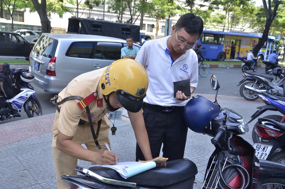 Xử phạt nhiều xe biển xanh đậu trên vỉa hè Sài Gòn - 15 Lực lượng CSGT tiến hành kiểm tra giấy tờ và lập biên bản xử phạt đối với lái xe