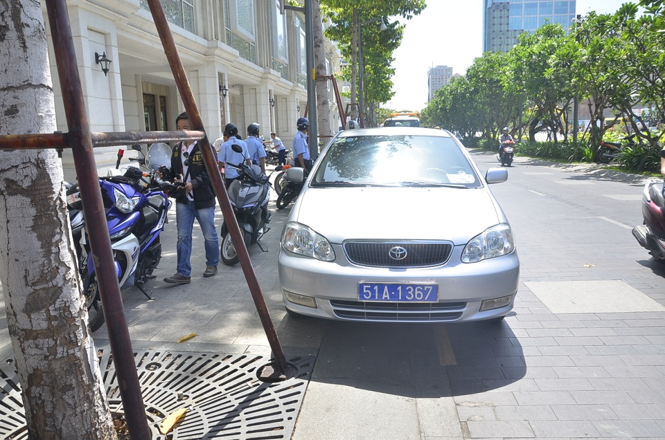 Xử phạt nhiều xe biển xanh đậu trên vỉa hè Sài Gòn - 3 Xử lý xe biển xanh
