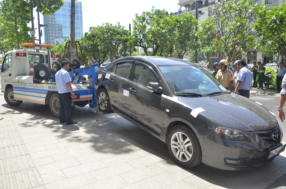Xử phạt nhiều xe biển xanh đậu trên vỉa hè Sài Gòn - 17
Những chiếc xe không có tài xế sẽ bị niêm phong và cẩu đi