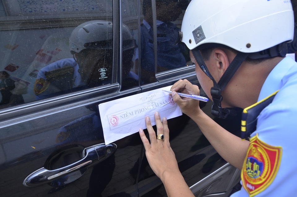 Xử phạt nhiều xe biển xanh đậu trên vỉa hè Sài Gòn - 16 Xử lý xe biển xanh