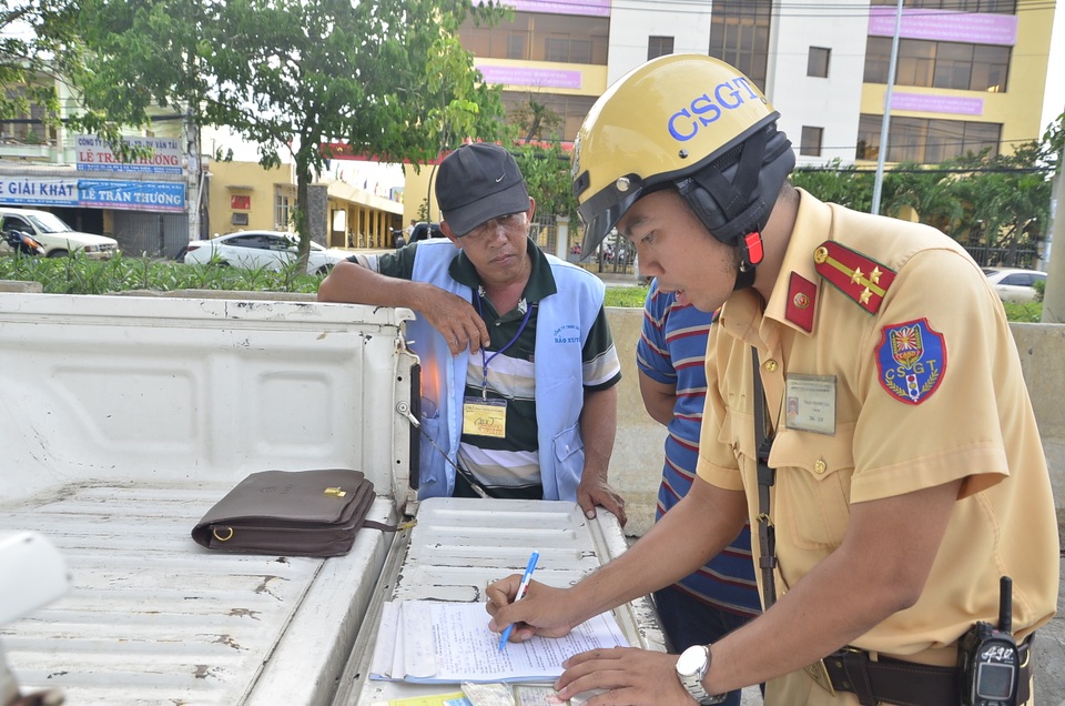 Ra quân xử lý “hung thần” đưa đón công nhân - 7 CSGT lập biên bản xử phạt đối với tài xế Trần Văn Lộc (quê Long An) lỗi chở quá số người quy định