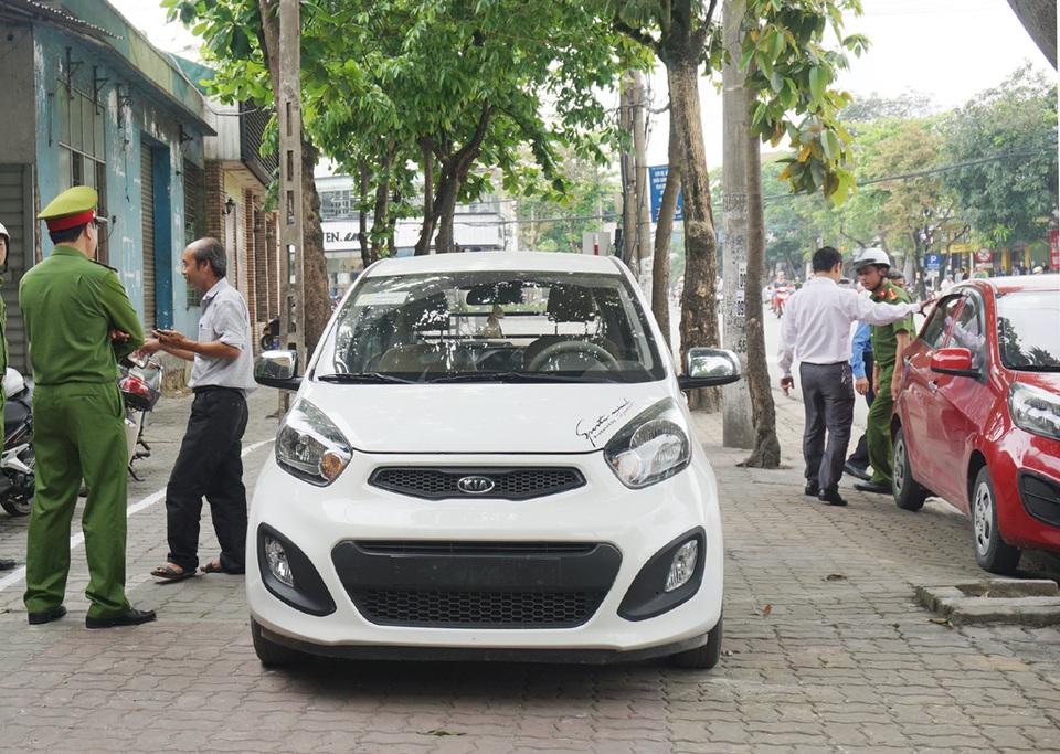 Dân hạ nền nhà để “thích ứng” với vỉa hè sau giải tỏa - 4 Nhiều người dân vẫn dừng đổ xe trên vỉa hè, lòng đường ngoài khu vực được phép dừng đỗ