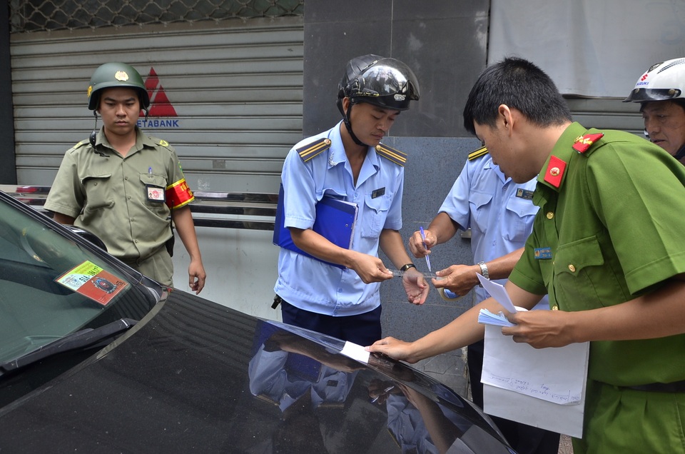 "Cuộc chiến" giành vỉa hè: Phá tường trước cơ quan đại diện Bộ Công Thương - 8
Niêm phong các xe vi phạm để kéo đi