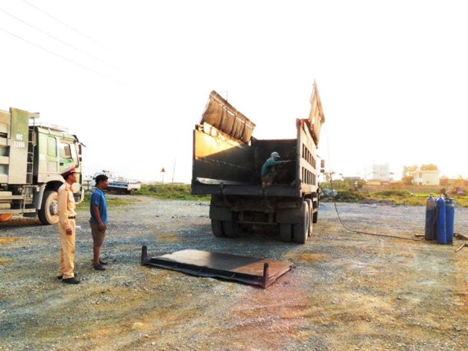 Cơ quan chức năng yêu cầu cắt thành, thùng xe cơi nới của các xe vi phạm (ảnh: Công an Hà Nam)