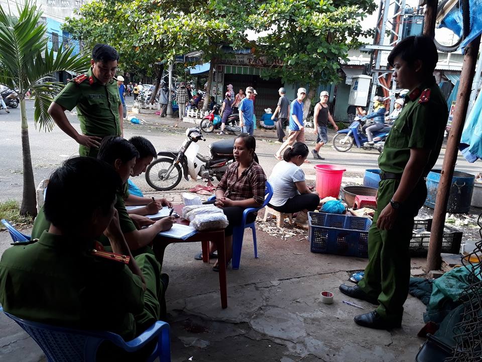 Phạt 30 triệu đồng cơ sở tẩy trắng bắp chuối bằng chất cấm - 1 Cơ quan chức năng làm việc với hộ bà Trần Thị Thùy Liên (ảnh Phòng cảnh sát môi trường Đà Nẵng)